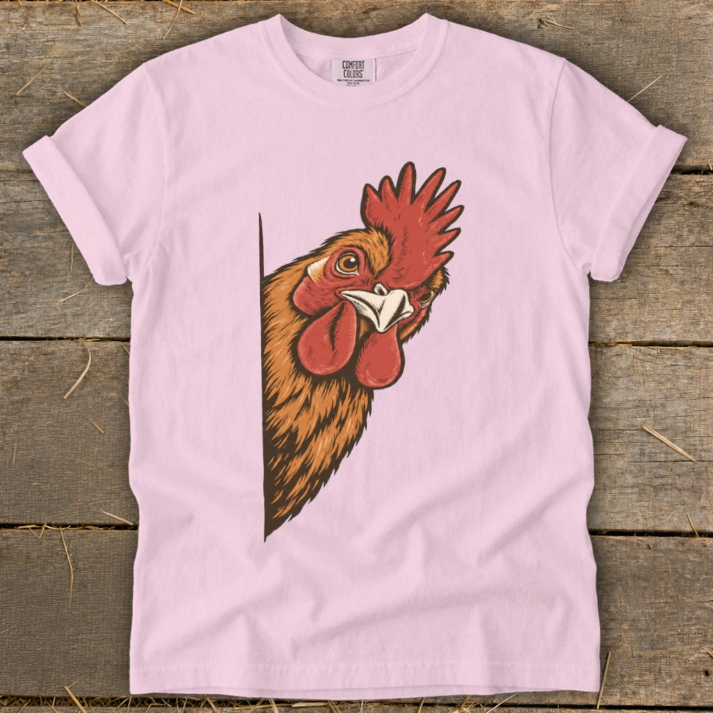 Pink t-shirt with a drawing of a curious rooster peeking from the side.